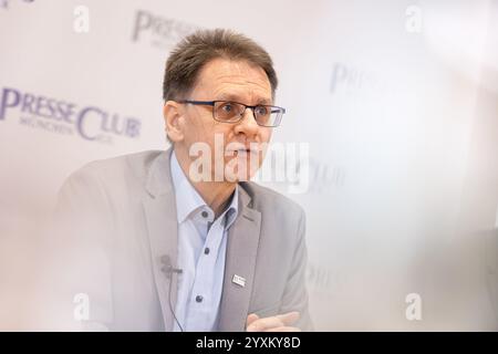 Christian Pfeiffer alla conferenza stampa annuale dell'Associazione dei medici di assicurazione sanitaria statutaria Baviera ( KVB ) il 17 dicembre 2024 a Monaco, Germania. (Foto di Alexander Pohl/Sipa USA) Foto Stock