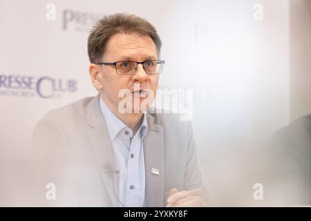 Christian Pfeiffer alla conferenza stampa annuale dell'Associazione dei medici di assicurazione sanitaria statutaria Baviera ( KVB ) il 17 dicembre 2024 a Monaco, Germania. (Foto di Alexander Pohl/Sipa USA) Foto Stock