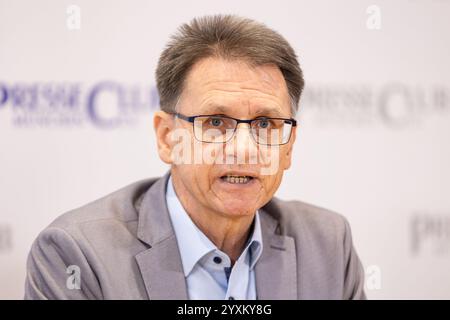 Christian Pfeiffer alla conferenza stampa annuale dell'Associazione dei medici di assicurazione sanitaria statutaria Baviera ( KVB ) il 17 dicembre 2024 a Monaco, Germania. (Foto di Alexander Pohl/Sipa USA) Foto Stock