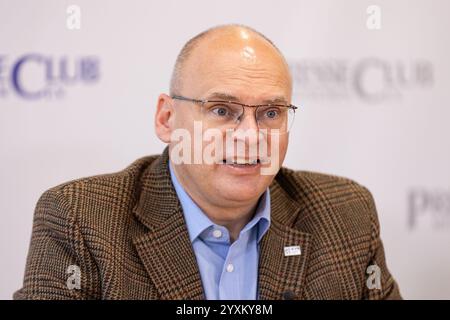 Peter Heinz alla conferenza stampa annuale dell'Associazione dei medici di assicurazione sanitaria statutaria Baviera ( KVB ) il 17 e 12 dicembre 2024 a Monaco, Germania. (Foto di Alexander Pohl/Sipa USA) Foto Stock