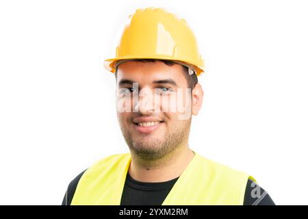 Ritratto ravvicinato di un operaio edile sorridente che indossa un elmetto protettivo giallo e un giubbotto fluorescente isolato su sfondo bianco Foto Stock