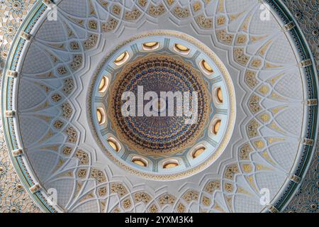 Tashkent, Uzbekistan - 08 17 2024 : Vista interna della cupola o decorazione nella moschea Hazrati Imam, alias Khast Imam Foto Stock