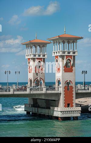 Stanley Bridge ad Alessandria, Egitto, caratterizzato da iconiche torri rosse e bianche sul Mar Mediterraneo, un vibrante punto di riferimento architettonico sotto un cielo. Foto Stock