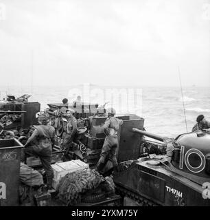 Giorno D - forze britanniche durante l'invasione della Normandia 6 giugno 1944 carri armati Sherman e altri veicoli del 13°:18° Ussari reali, 27° Brigata corazzata, a bordo della LCT 610 in avvicinamento alla costa francese - foto di Mapham J (Sgt) Foto Stock