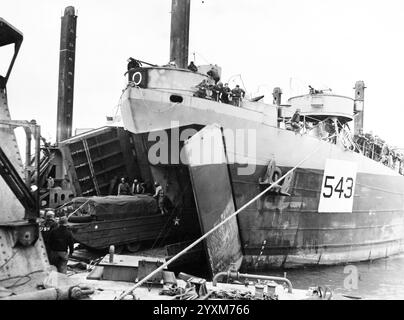 Invasione in Normandia, gelsi, giugno 1944. La USS LST-543 è la prima nave da sbarco a sbarcare al molo di Loebnitz al largo della costa della Normandia, in Francia. Il molo è un'unità della Mulberry degli Stati Uniti, un porto artificiale. Foto della Marina DEGLI STATI UNITI Foto Stock