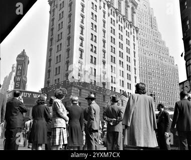 Giorno del giorno i pedoni guardano le notizie dell'invasione della Normandia su un tendone elettrico vicino a Times Square il giorno del D-Day, 6 giugno 1944. New York - foto di Howard L. Hollem Foto Stock