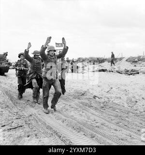Prigionieri di guerra tedeschi scortati lungo una delle spiagge della zona Gold. Forze britanniche durante l'invasione della Normandia 6 giugno 1944 - foto di No 5 Army Film & Photographic Unit, Midgley (Sgt) Foto Stock