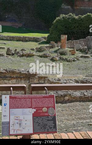 Savona, Italia - 17 dicembre 2024: Sito archeologico nella fortezza di Priamar, mostra antiche rovine circondate da vegetazione e manufatti storici Foto Stock