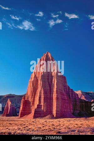 Tempio del Sole, Tempio della Luna in lontananza, all'alba, Lower Cathedral Valley, Capitol Reef National Park, Utah, USA Foto Stock