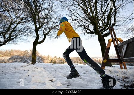 LEOPOLI, UCRAINA - 14 DICEMBRE 2024 - Un ragazzo corre durante la Quinta corsa Kordon nel Parco della Cultura e del tempo libero di Bohdan Chmelnytskyi, Leopoli, Ucraina occidentale. La Kordon Race è sia una corsa ad ostacoli che masterclass finalizzate ad adattarsi alla vita in un paese in guerra. Foto Stock