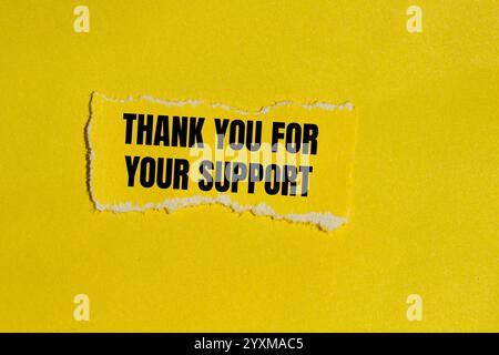 Grazie per il messaggio di supporto scritto su un foglio di carta strappato giallo con sfondo giallo. Grazie concettuale per il vostro simbolo di supporto. Poliziotto Foto Stock