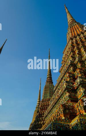 Bangkok, Thailandia - 29 novembre 2024: Splendidi stupa antichi al tempio wat pho, decorazioni iconiche stupa e pagoda Foto Stock