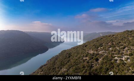 Questa vista panoramica mozzafiato mostra le dolci curve della baia di Lim mentre si snoda attraverso l'aspro paesaggio istriano in Croazia. Foto Stock