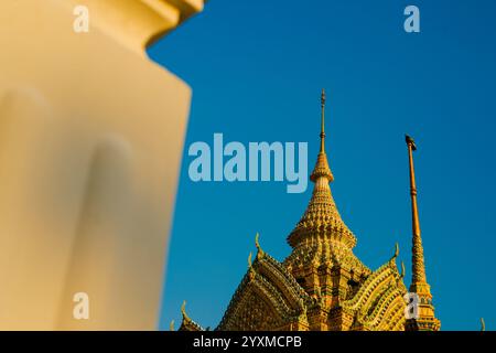 Bangkok, Thailandia - 29 novembre 2024: stupa o pagoda al Tempio Wat Pho nel centro di Bangkok Foto Stock