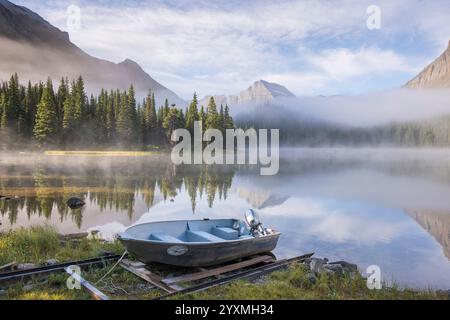 L'alba è nebbiosa sul lago Swiftcurrent, sul ghiacciaio Many, sul Glacier National Park, Montana, Stati Uniti Foto Stock