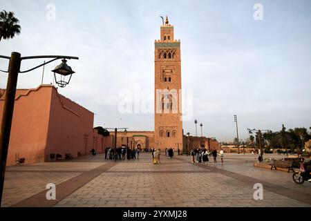 di fronte alla moschea kutubiyya, la moschea koutoubia di marrakech, marocco Foto Stock