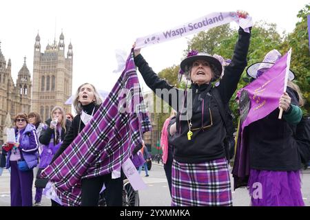 Foto del file datata 31/10/2024, dei sostenitori di Waspi (donne contro la disuguaglianza pensionistica di Stato) organizzano una protesta al di fuori delle camere del Parlamento, Londra. Le donne colpite da cambiamenti dell'età pensionabile statale non riceveranno indennità, lavoro e pensioni il segretario Liz Kendall ha annunciato. Data di pubblicazione: Giovedì 31 ottobre 2024. Foto Stock