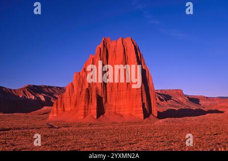 Tempio del sole, all'alba, Lower Cathedral Valley, Capitol Reef National Park, Utah, Stati Uniti Foto Stock