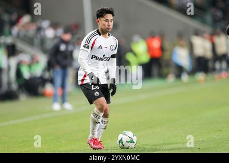 Ryoya Morishita della Legia Warszawa visto in azione durante la partita di UEFA Conference League 2024/2025 tra la Legia Warszawa e il FC Lugano allo stadio municipale Marshall Jozef Pilsudskis. Punteggio finale; Legia Warszawa 1 : 2 FC Lugano. Foto Stock