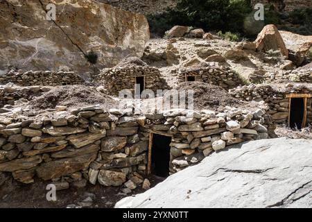Casa di pietra per animali nella valle di Hushe, Kanday, Baltistan, Pakistan Foto Stock