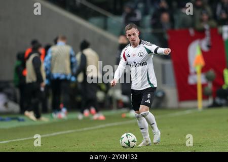 Kacper Chodyna di Legia Warszawa visto in azione durante la partita di UEFA Conference League 2024/2025 tra Legia Warszawa e FC Lugano al Marshall Jozef Pilsudskis Municipal Stadium. Punteggio finale; Legia Warszawa 1 : 2 FC Lugano. Foto Stock