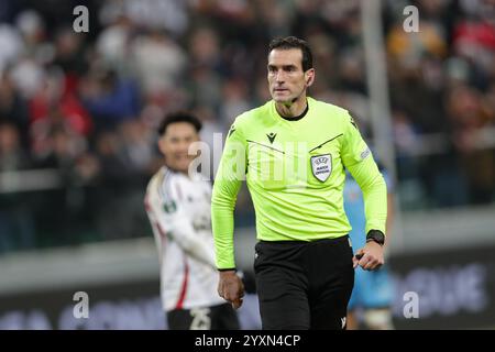 Varsavia, Polonia. 12 dicembre 2024. L'arbitro spagnolo Jose Sanchez Martinez visto durante la partita di UEFA Conference League 2024/2025 tra Legia Warszawa e FC Lugano allo stadio municipale Marshall Jozef Pilsudskis. Punteggio finale; Legia Warszawa 1 : 2 FC Lugano. (Foto di Grzegorz Wajda/SOPA Images/Sipa USA) credito: SIPA USA/Alamy Live News Foto Stock