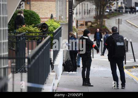 Parigi, Francia. 17 dicembre 2024. Esclusiva - gli agenti di polizia Forensics raccolgono prove nel luogo in cui un giovane è stato ucciso durante una rissa tra bande rivali vicino alla scuola superiore Rodin a Parigi, in Francia, il 17 dicembre 2024. Foto di Florian Poitout/ABACAPRESS. COM credito: Abaca Press/Alamy Live News Foto Stock