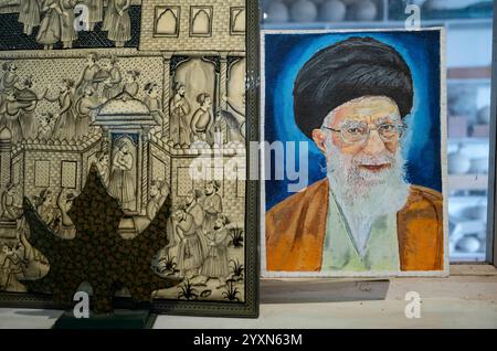 Un ritratto del leader supremo iraniano Sayyid Ali Khamenei, progettato utilizzando cartapesta-mâché, è esposto all'interno di uno showroom di cartapesta. L'artigianato Paper-Mache, è un'antica arte che fu introdotta nella valle del Kashmir da Mir Sayyid Ali Hamadani, che arrivò dalla Persia con abili artigiani nel XIV secolo. Papier-Mache è una parola francese che significa carta masticata e il processo di produzione richiede due passaggi: Sakhtsazi e Naqashi. Sakhtasazi, la fase iniziale di preparazione, comprende la realizzazione della statuina dalla miscela di pasta di carta con l'aiuto di paglia di riso e solfato di rame Foto Stock