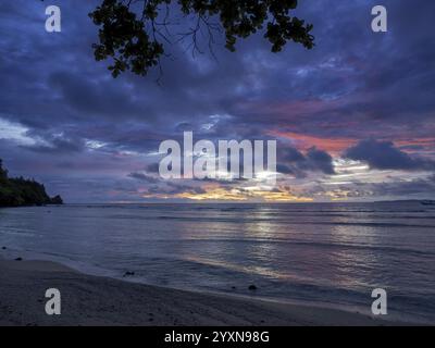 Alba sul mare, spiaggia Pulisan, Sulawesi settentrionale, Indonesia, Asia Foto Stock