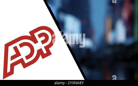 Il logo ADP viene visualizzato sullo smartphone. Automatic Data Processing Inc è un fornitore americano di software e servizi per la gestione delle risorse umane Foto Stock