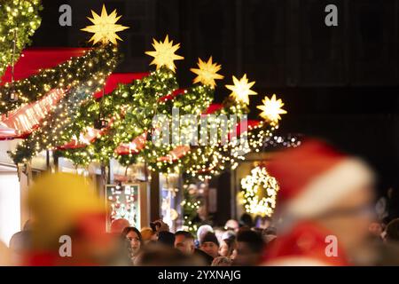 I visitatori e le bancarelle del mercato decorate a festa con luci fiabesche e stelle luccicanti in un mercatino di Natale, Colonia, Renania settentrionale-Vestfalia, Germania, UE Foto Stock