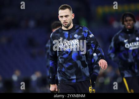 Roma, Italia. 16 dicembre, 2024. Stefan De Vrij dell'Internazionale guarda durante la partita di campionato italiano di serie A tra SS Lazio e FC Foto Stock