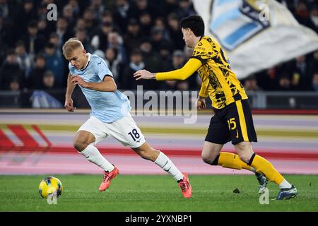 Roma, Italia. 16 dicembre, 2024. Gustav Isaksen della Lazio batte per il pallone con Alessandro bastoni dell'Internazionale durante il campionato italiano di serie Foto Stock