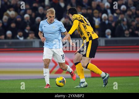 Roma, Italia. 16 dicembre, 2024. Gustav Isaksen della Lazio batte per il pallone con Alessandro bastoni dell'Internazionale durante il campionato italiano di serie Foto Stock