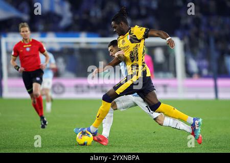 Roma, Italia. 16 dicembre, 2024. Mattia Zaccagni della Lazio batte per il ballo con Yann Bisseck dell'Internazionale durante il campionato italiano di serie a fo Foto Stock