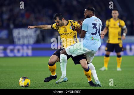 Roma, Italia. 16 dicembre, 2024. Nuno Tavares della Lazio si batte per il ballo con Henrick Mkhitaryan dell'Internazionale durante il campionato italiano di serie A. Foto Stock