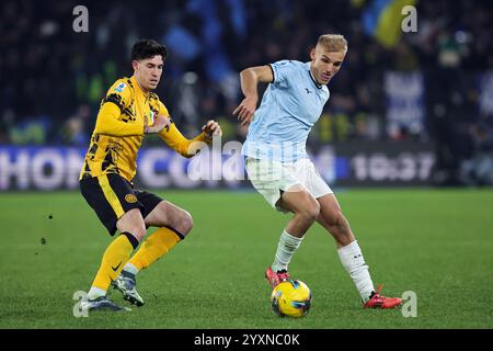 Roma, Italia. 16 dicembre, 2024. Alessandro bastoni dell'Internazionale batte per il pallone con Gustav Isaksen della Lazio durante il campionato italiano di serie Foto Stock