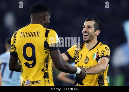 Roma, Italia. 16 dicembre, 2024. Marcus Thuram dell'Internazionale festeggia con Henrick Mkhitaryan dopo aver segnato 0-6 gol durante il campionato italiano Foto Stock