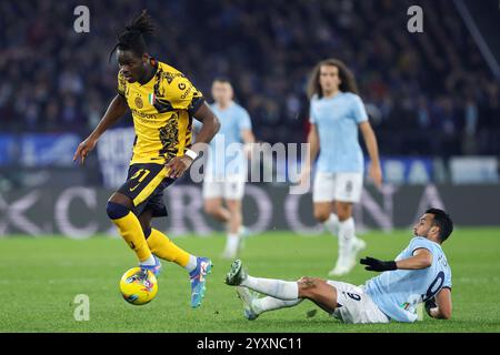 Roma, Italia. 16 dicembre, 2024. Yann Bisseck dell'Internazionale si aggiudica il pallone con Pedro Rodriguez della Lazio durante il campionato italiano di serie a fo Foto Stock