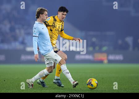 Roma, Italia. 16 dicembre, 2024. Alessandro bastoni dell'Internazionale batte per il pallone con Gustav Isaksen della Lazio durante il campionato italiano di serie Foto Stock