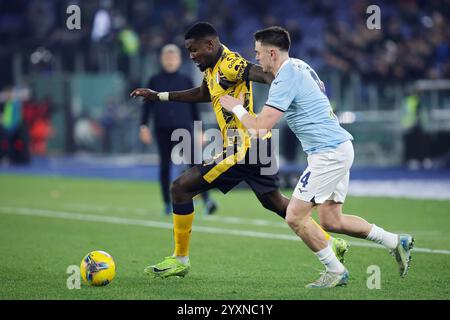 Roma, Italia. 16 dicembre, 2024. Marcus Thuram dell'Internazionale si batte per il pallone con Patric della Lazio durante il campionato italiano di serie A calcio m Foto Stock