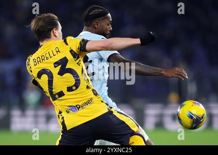 Roma, Italia. 16 dicembre, 2024. Nuno Tavaresi della Lazio si batte per il ballo con Nicolo' Barella dell'Internazionale durante il campionato italiano di serie A F. Foto Stock