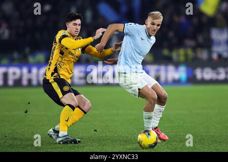 Roma, Italia. 16 dicembre, 2024. Alessandro bastoni dell'Internazionale batte per il pallone con Gustav Isaksen della Lazio durante il campionato italiano di serie Foto Stock