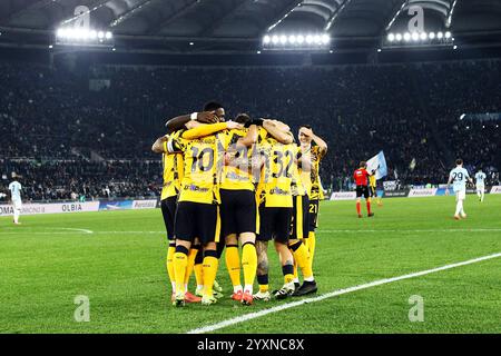 Roma, Italia. 16 dicembre, 2024. Carlos Augusto dell'Internazionale festeggia con i suoi compagni di squadra dopo aver segnato 0-5 gol durante il campionato italiano SER Foto Stock