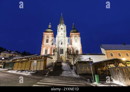 Chiesa del pellegrinaggio, basilica di Mariazell, ora blu al mattino presto, Mariazell, alta Stiria, Stiria, Austria, Europa Foto Stock