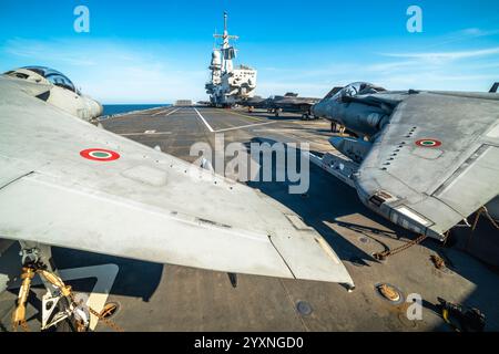 AV-8B+ Harrier II Plus della Marina militare italiana sul ponte di volo DELLA portaerei ITS Cavour. Foto Stock