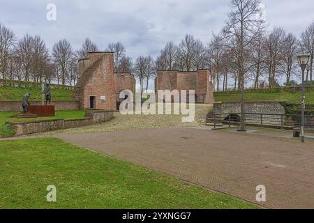 Editoriale: HULST, ZEELAND, PAESI BASSI, 30 novembre 2024 - il Keldermanspoort una parte delle mura cittadine di Hulst, che difende il lato nord-ovest della Foto Stock