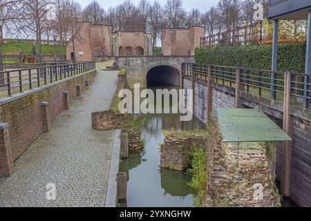 Editoriale: HULST, ZEELAND, PAESI BASSI, 30 novembre 2024 - una parte delle mura cittadine di Hulst con il Keldermanspoort, che difende il lato nord-ovest o Foto Stock