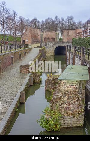 Editoriale: HULST, ZEELAND, PAESI BASSI, 30 novembre 2024 - il Keldermanspoort, un residuo delle fortificazioni di Hulst, che difende il nord-ovest si Foto Stock