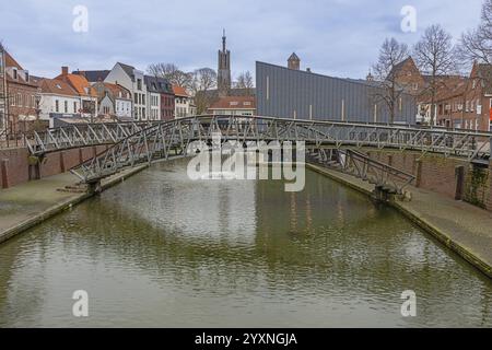 Editoriale: HULST, ZEELAND, PAESI BASSI, 30 novembre 2024 - Vista del Bierkaai a Hulst, un sito archeologico con una nuova destinazione Foto Stock